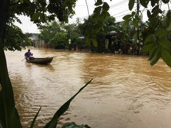 Quảng Nam: Lật ghe trong mưa lũ, một người mất tích