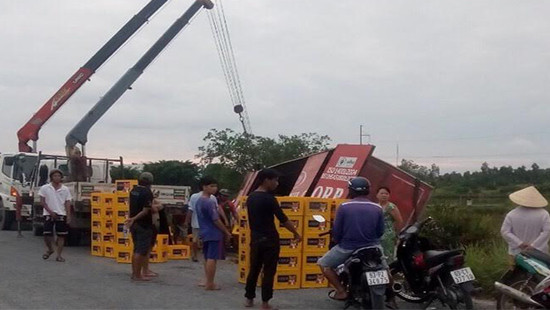 Cà Mau: Xe lao xuống đầm tôm, hàng chục người dân giúp tài xế thu gom bia 