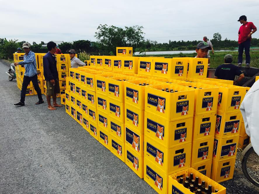 Cà Mau: Xe lao xuống đầm tôm, hàng chục người dân giúp tài xế thu gom bia 