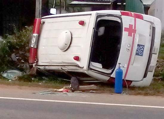 Kon Tum: Lật xe cấp cứu trên đường đến viện, 6 người thương vong