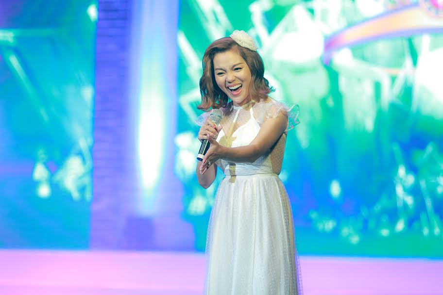 Nữ ca sĩ ''Tìm một người như thế'' tất bật chạy show cuối năm quên cả sinh nhật của bản thân