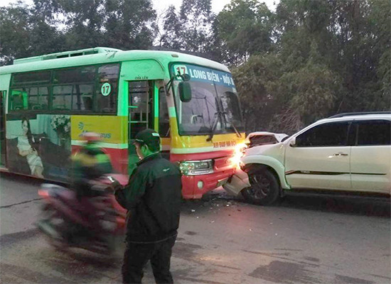 Hà Nội: Xe Fortuner tông chết cụ ông, đấu đầu xe buýt
