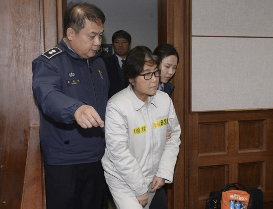 Hàn Quốc: Bà Choi Soon-sil phủ nhận tội danh trong ngày xét xử đầu tiên 