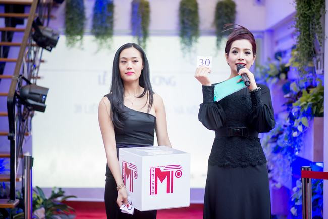Cựu người mẫu Thúy Hằng duyên dáng làm MC kể “Chuyện của Phương”
