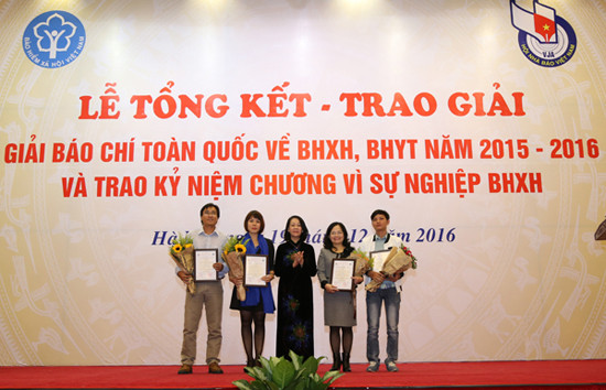 Trao “Giải Báo chí toàn quốc về BHXH, BHYT năm 2015- 2016”