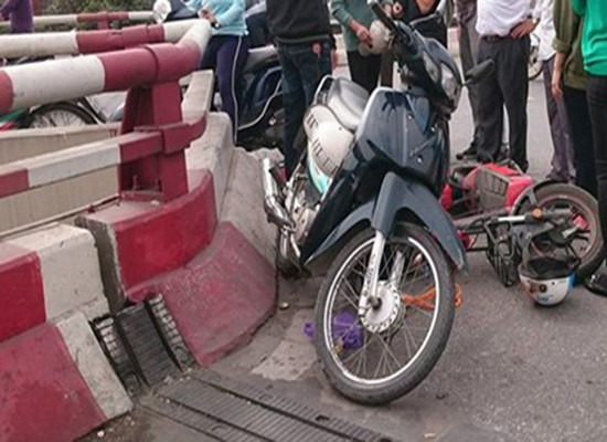 Hà Nội: Va chạm với xe đạp điện, người đàn ông rơi từ trên cầu xuống đất
