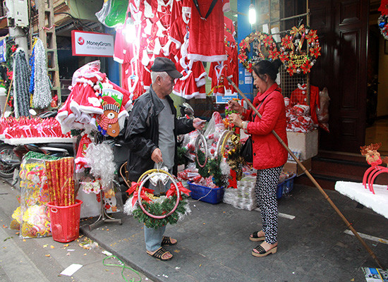 Người Hà Nội tấp nập mua sắm đồ trang trí Noel
