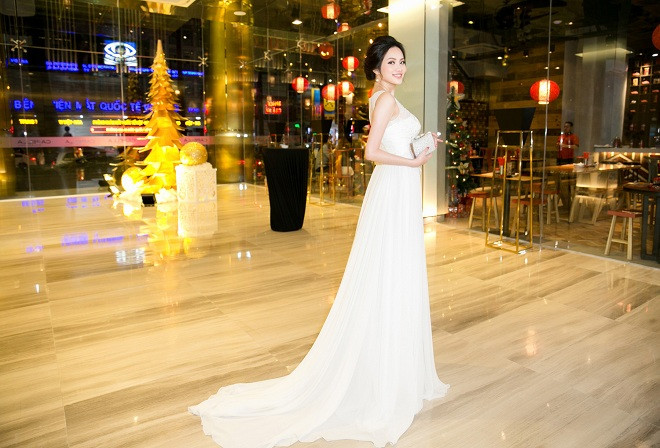 Á hậu Hà Thu “hẹn hò” hoa hậu Diệu Linh mặc lộng lẫy dự tiệc cuối năm