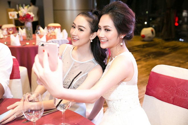 Á hậu Hà Thu “hẹn hò” hoa hậu Diệu Linh mặc lộng lẫy dự tiệc cuối năm