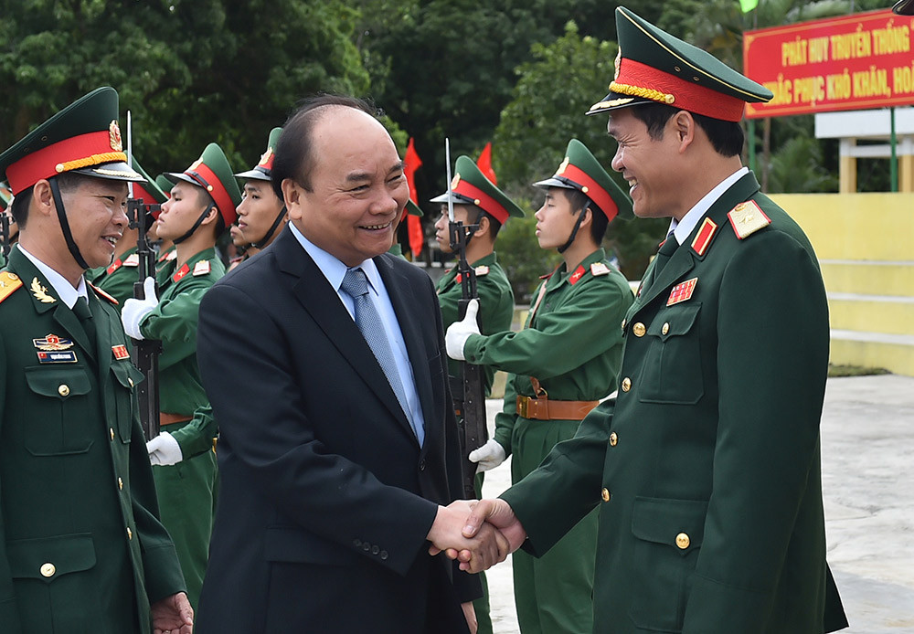 Thủ tướng thăm Lữ đoàn bảo vệ tuyến đảo Đông Bắc Tổ quốc