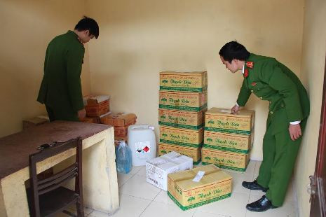 Thanh Hóa: Phát hiện hàng trăm chai dấm pha từ axít với nước lã 