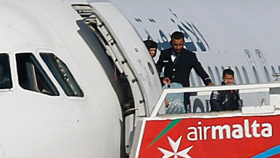 Vụ cướp máy bay Libya: Những hành khách đầu tiên rời khỏi máy bay
