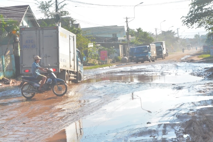 Đường xuống cấp giăng bẫy người điều khiển giao thông