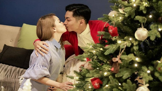 Phan Hiển và Khánh Thi hôn nhau ngọt ngào, mừng Giáng sinh