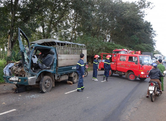 Đắk Lắk: Va chạm xe tải, 3 nạn thương nặng và mắc kẹt trong cabin