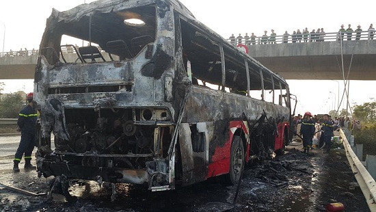 Hà Nội: Xe khách 50 chỗ bốc cháy ngùn ngụt trên Đại lộ Thăng long