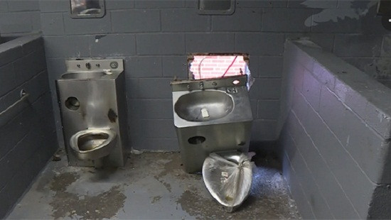 Hy hữu: 6 tù nhân đào tẩu qua bồn rửa