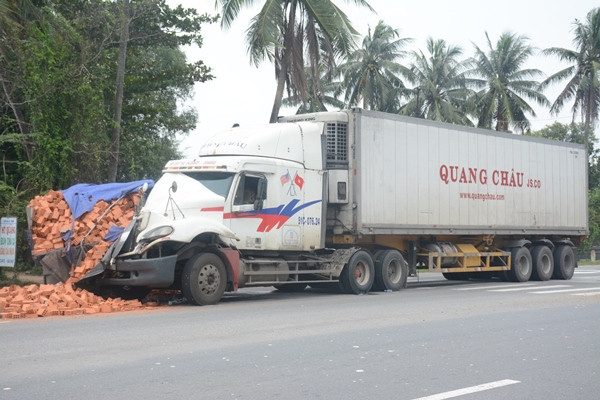 Xe container tông xe tải, tài xế may mắn thoát chết 