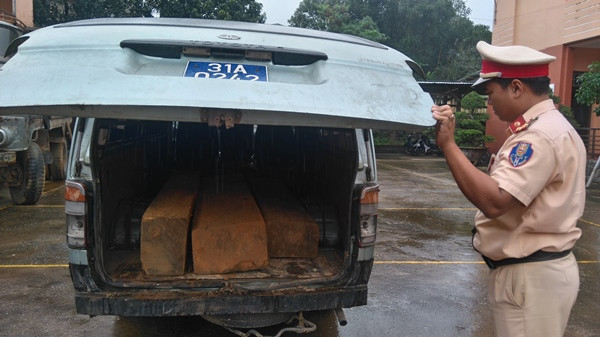 Ngụy trang thành xe cứu thương để chở gỗ lậu