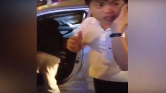 Hà Nội: Dân đuổi đánh tài xế xe Camry gây tai nạn rồi bỏ chạy