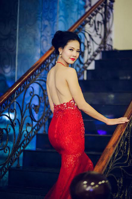 Hoa hậu Trần Thị Quỳnh mong manh gợi cảm với lưng trần