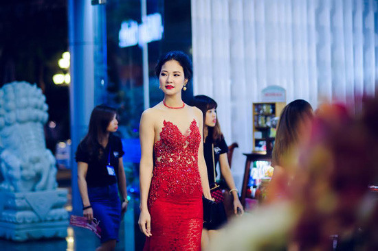 Hoa hậu Trần Thị Quỳnh mong manh gợi cảm với lưng trần