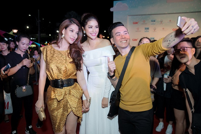 Hoa hậu Phạm Hương đến ủng hộ phim của An Nguy