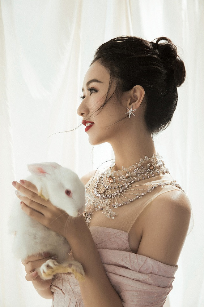 Á hậu Hà Thu tiễn năm 2016 bằng bộ ảnh ma mị