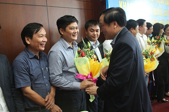 Chánh án TANDTC Nguyễn Hoà Bình tham dự buổi tiếp nhận hỗ trợ an sinh xã hội tại Quảng Ngãi