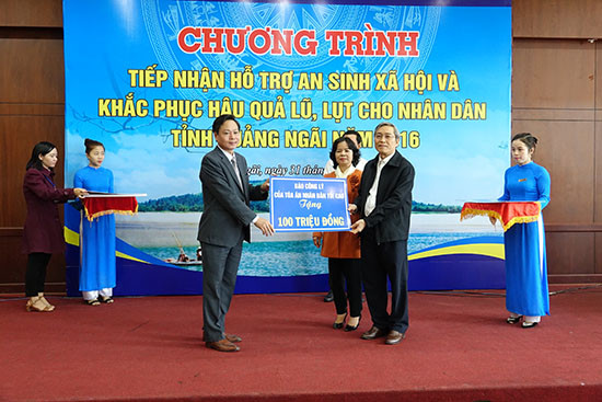 Chánh án TANDTC Nguyễn Hoà Bình tham dự buổi tiếp nhận hỗ trợ an sinh xã hội tại Quảng Ngãi