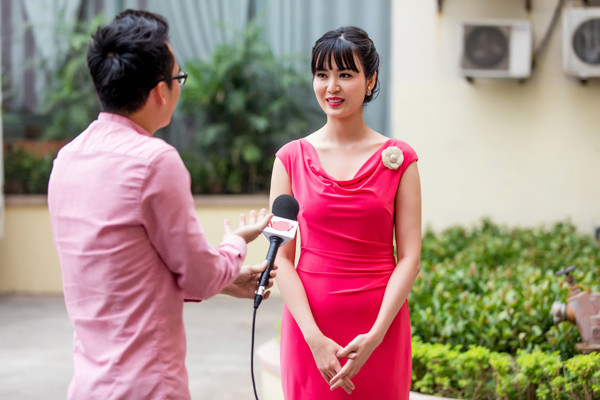 Hoa hậu Thu Thủy rạng rỡ làm MC thời sự ngày đầu năm