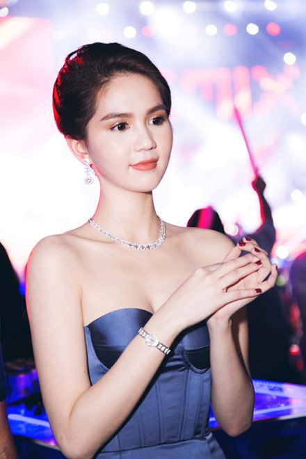 Ngọc Trinh mang trang sức kim cương đắt tiền nổi bật tại sự kiện đón năm mới