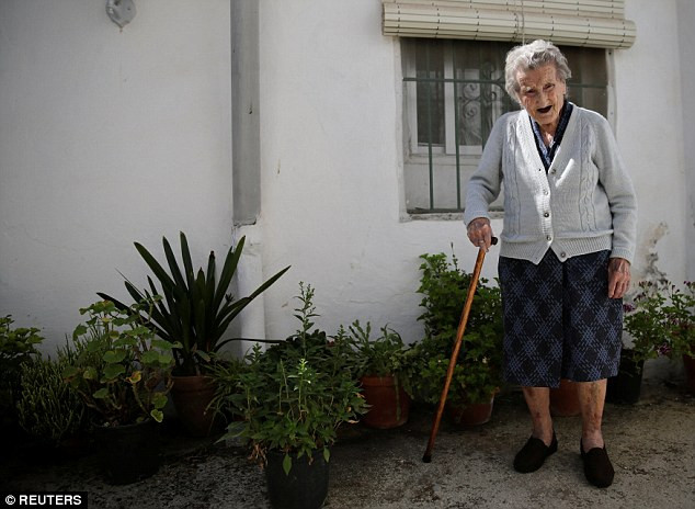 Bí quyết sống lâu trên 100 tuổi của 9 cụ già người Tây Ban Nha 
