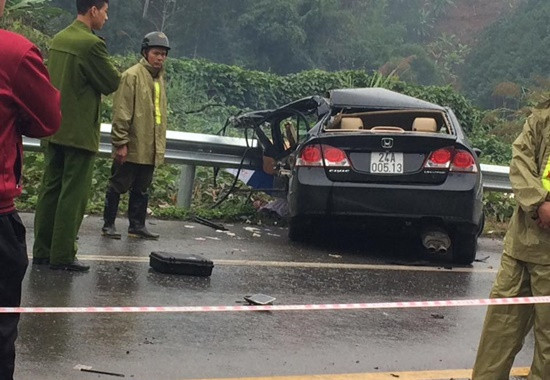 Xe con nát bét trên cao tốc Hà Nội-Lào Cai, tài xế tử vong tại chỗ