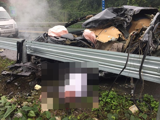 Xe con nát bét trên cao tốc Hà Nội-Lào Cai, tài xế tử vong tại chỗ