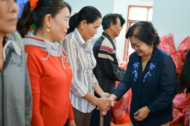 Phạm Hương đồng hành cùng bà Trương Mỹ Hoa về miền Trung từ thiện đầu năm mới