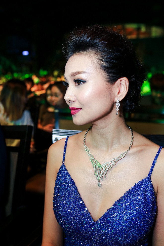 Siêu mẫu Thanh Hằng đi chân đất, mang trang sức kim cương hàng tỷ đồng