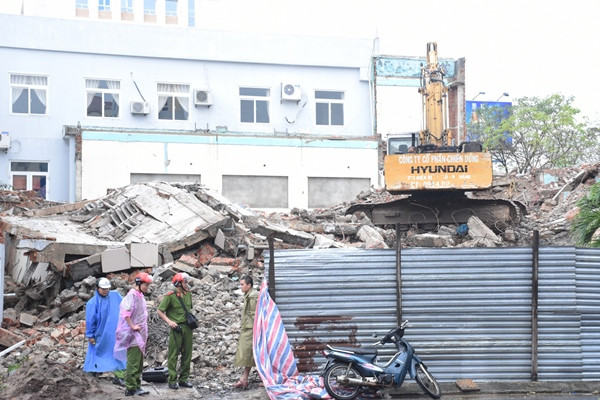 Đà Nẵng: Sập tường khi tháo dỡ nhà, 2 người tử vong