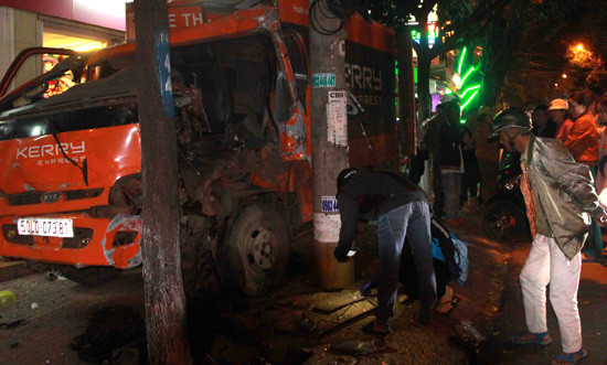 Đắk Lắk: Xe chuyển phát nhanh gây tai nạn 4 người bị thương nặng 