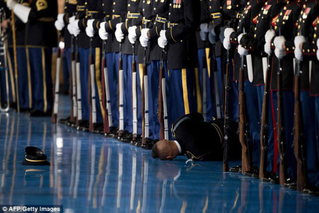 Lính Mỹ bất ngờ ngất xỉu khi Obama chào từ biệt các lực lượng vũ trang