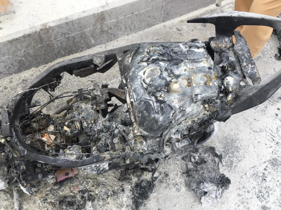 Hà Nội: Xe tay ga cháy trơ khung khi đang lưu thông trên phố