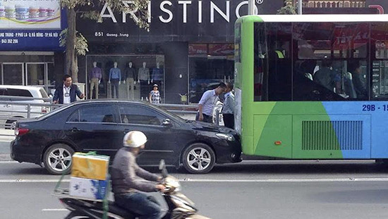 Xe biển xanh lấn làn va chạm với xe buýt nhanh BRT