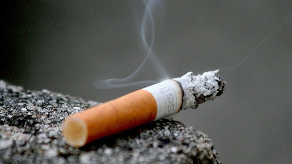 Từ 1/2, gạt tàn thuốc lá bừa bãi có thể bị phạt đến 1 triệu đồng