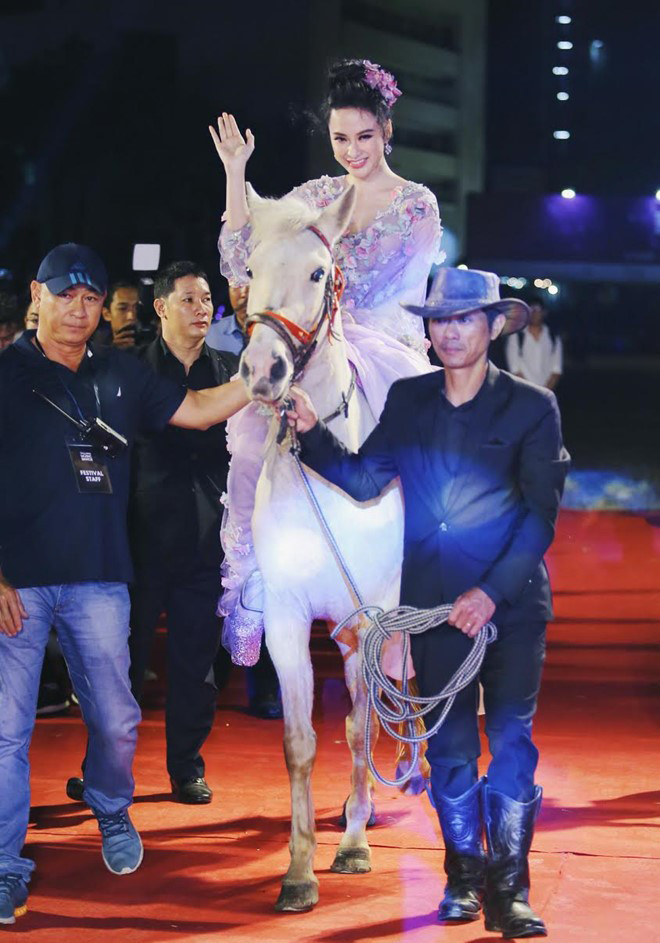 Angela Phương Trinh cưỡi ngựa, Đông Nhi lái siêu xe lên sân khấu