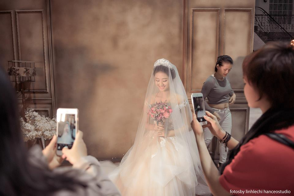 Hé lộ hậu trường ảnh cưới của Hoa hậu Thu Ngân