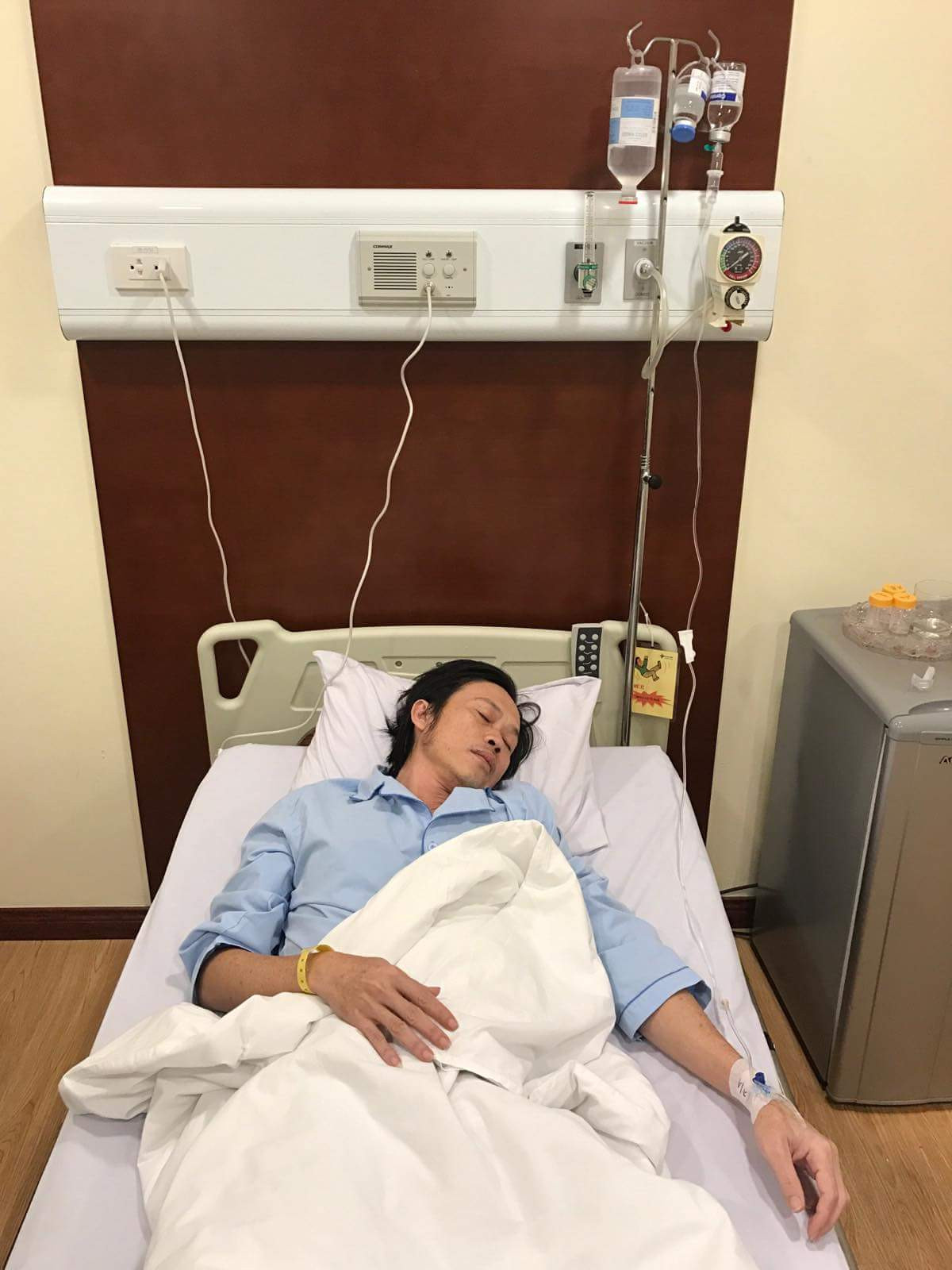 Hoài Linh nhập viện cấp cứu vì ngộ độc thức ăn
