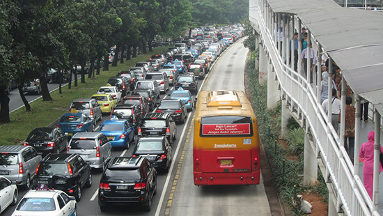 Xe buýt nhanh BRT: Cần nâng cao ý thức của người tham gia giao thông
