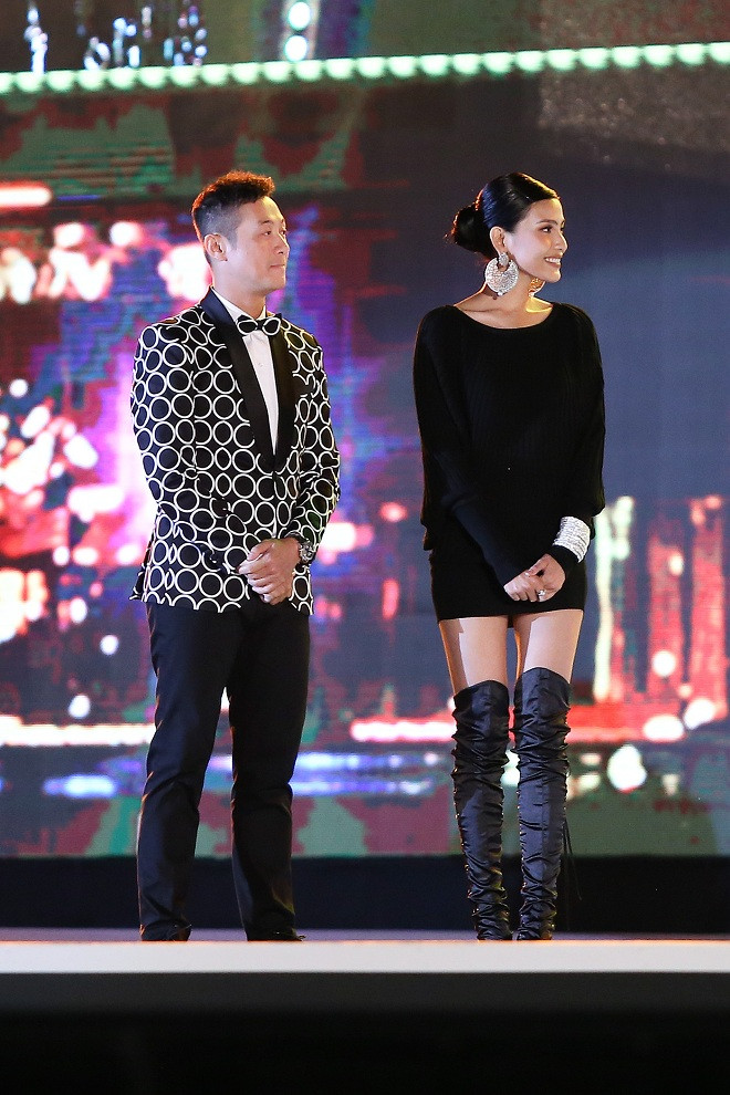 Á hậu Trương Thị May sánh đôi cùng MC Anh Tuấn trên thảm đỏ 