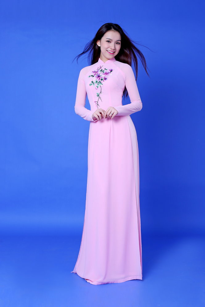 Phạm Hương, Thanh Hằng cùng dàn Hoa hậu khoe sắc với áo dài 12 mùa hoa