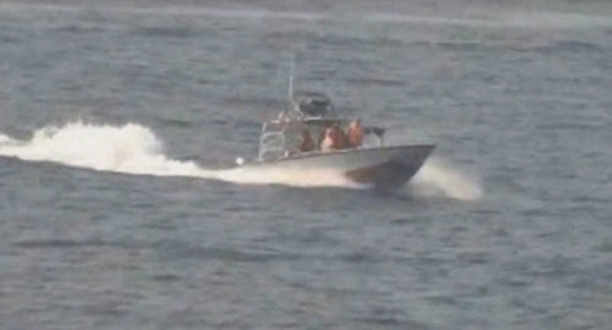 Hải quân Mỹ bắn cảnh cáo tàu Iran 